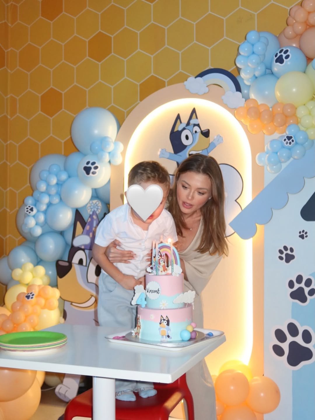 Joanna Opozda z synkiem dmychają świeczkę na torcie urodzinowym