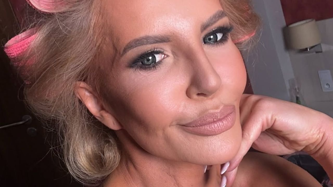 Joanna Racewicz bez podtrzymującego elementu garderoby zaprezentowała się w kreacji z dekoltem do pępka. Rakieta? [zdjęcia]