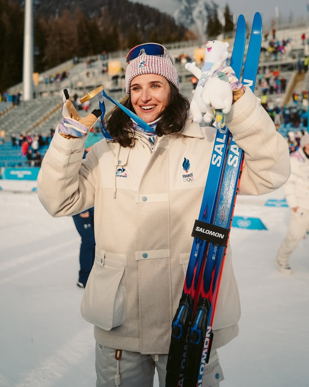 Julia Simon z nartami i złotym medalem na Igrzyskach Olimpijskich