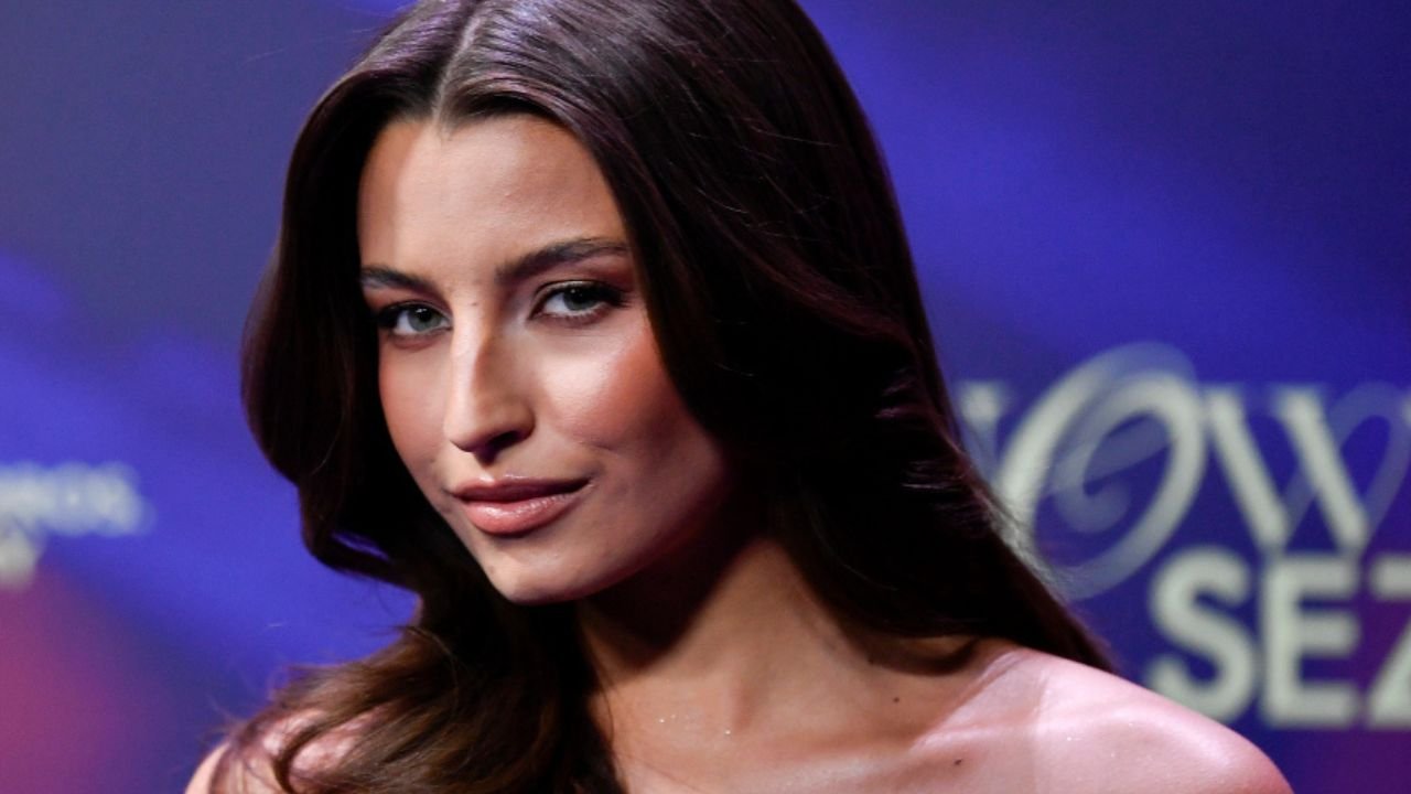 Julia Wieniawa bez stanika w drapieżnej odsłonie. Ten asymetryczny gorset z prześwitami więcej odsłania niż zasłania [dużo zdjęć]