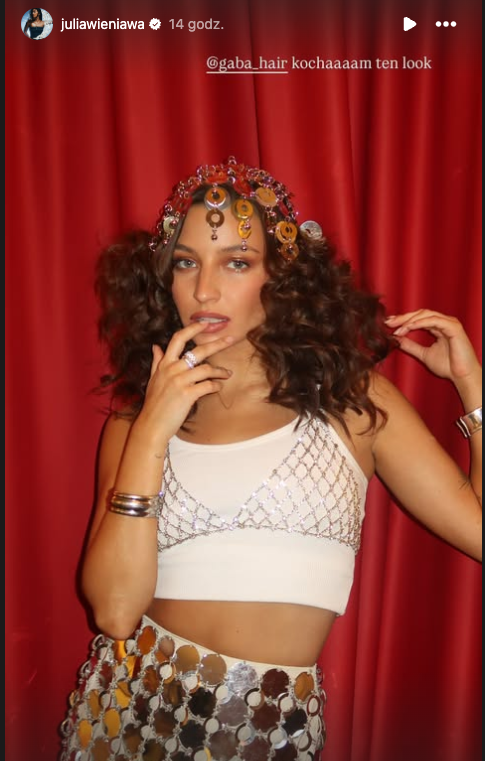 Julia Wieniawa w burzy loków, białym topie i cekinowej siateczce