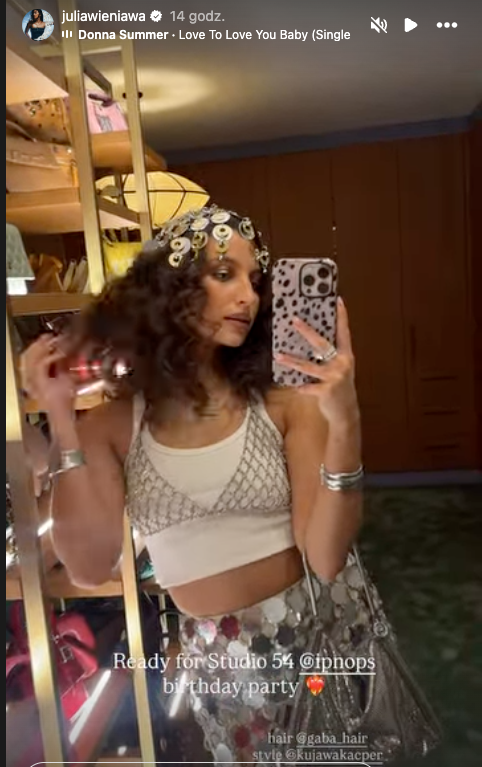 Julia Wieniawa w burzy loków, białym topie i cekinowej siateczce