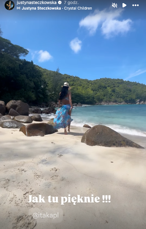 Justyna Steczkowska w pareo w muszelki spaceruje po plaży na Szeszelach