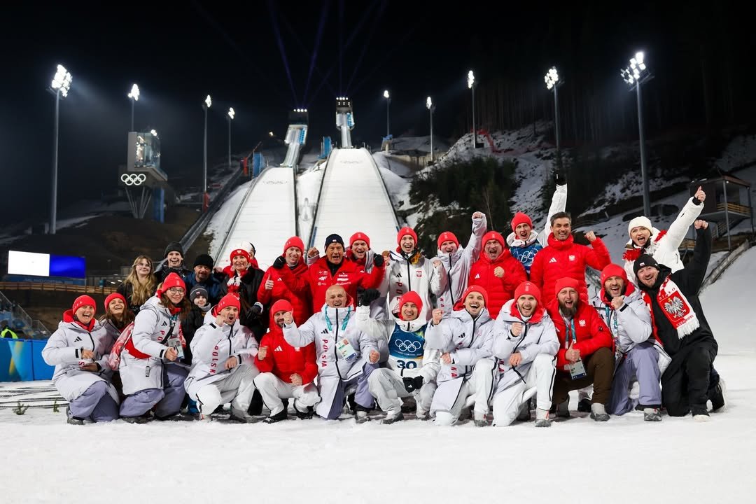 Kacper Tomasiak i polska drużyna skoków narciarskich Igrzyska olimpijskie 2026