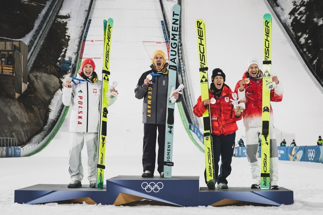Kacper Tomasiak ze srebrnym medalem w skokach narciarskich na podium Igrzyska Olimpijskie 2026