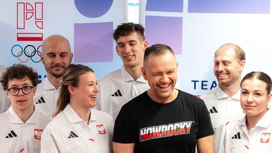 Karol Nawrocki z polskimi sportowacami w czasie igrzysk zimowych w koszulce Nowrocky