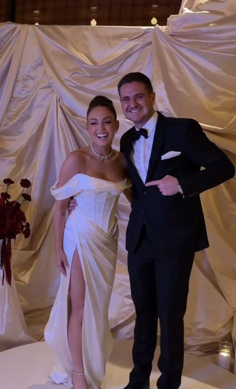 kobieta w sukni slubnej i mężczyzna w czarnym garniturze