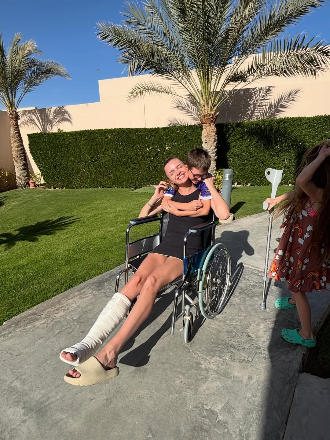 Katarzyna Burzyńska na wózku inwalidzkim przytulana przez syna