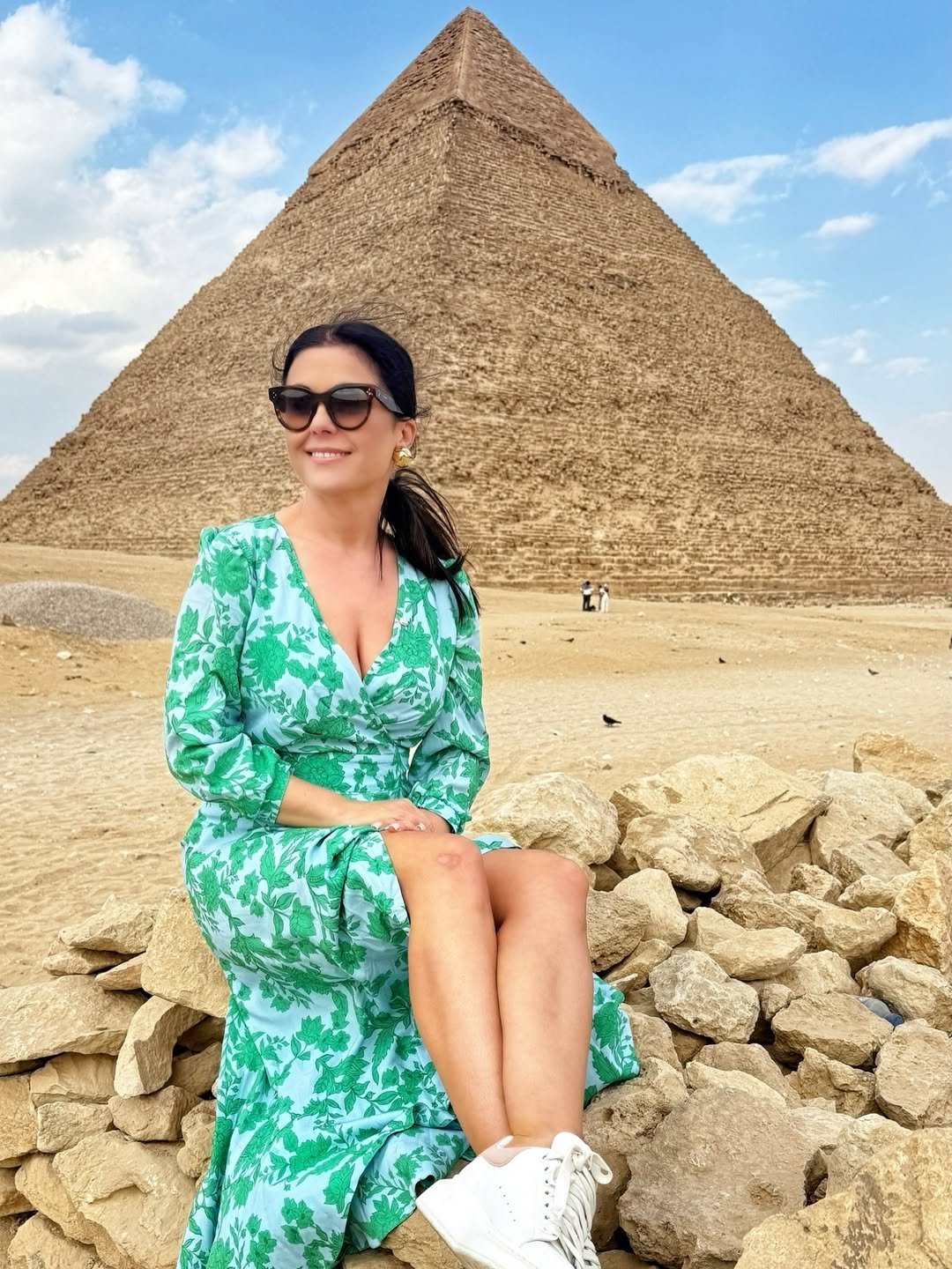 Katarzyna Cichopek na tle piramidy