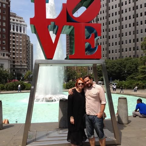 Katarzyna Nosowska z mężem na tle napisu LOVE