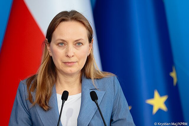 Katarzyna Pełczyńska Nałęcz na tle flag UE i polskiej