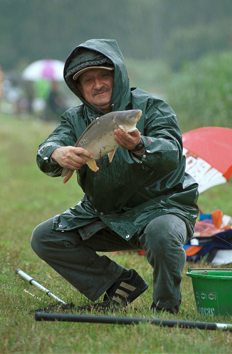 Kazimierz Kaczor wędkuje