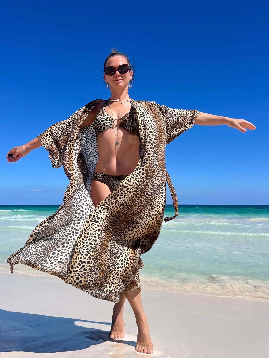 Kinga Rusin w panterkowym bikini i panterowym pareo