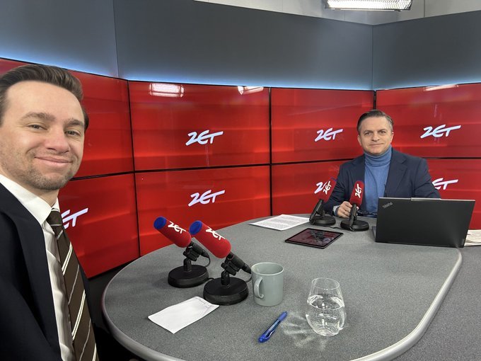 Krzysztof Bosak i Bogdan Rymanowski w eleganckich stylizacjach siedzą w studio Radia Zet