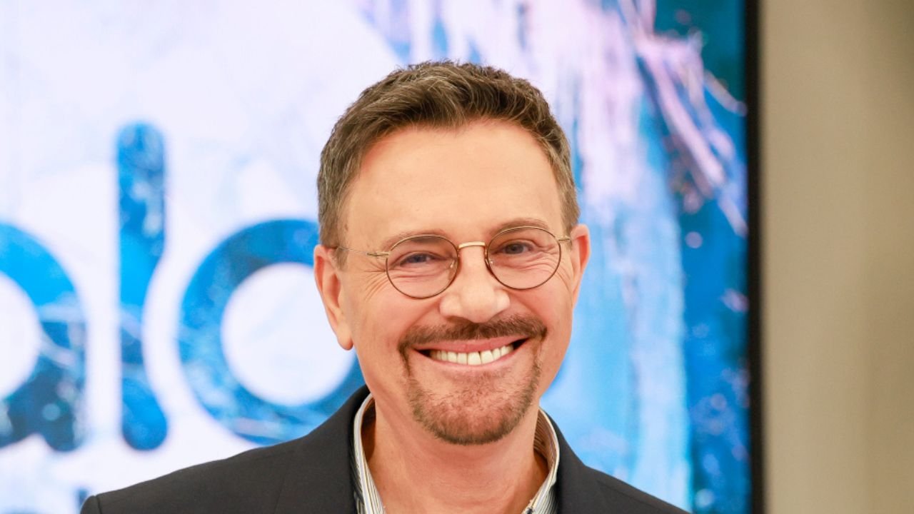 Krzysztof Ibisz skończył 61 lat i... zatrzymał czas. Ten napis na torcie to hit sieci