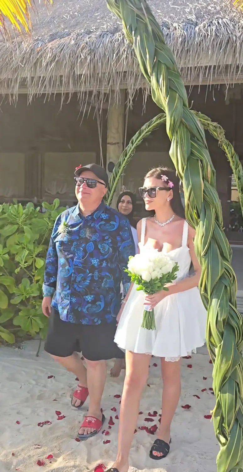 krzysztof skiba na plaży z karoliną skibą