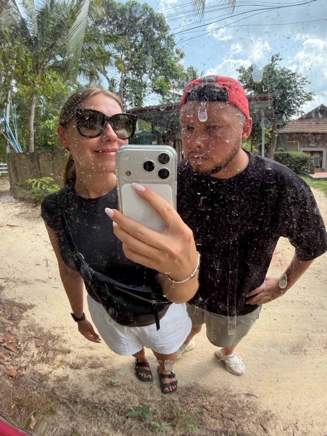 Książulo i Marta w czarnych koszulkach na selfie w Tajlandii