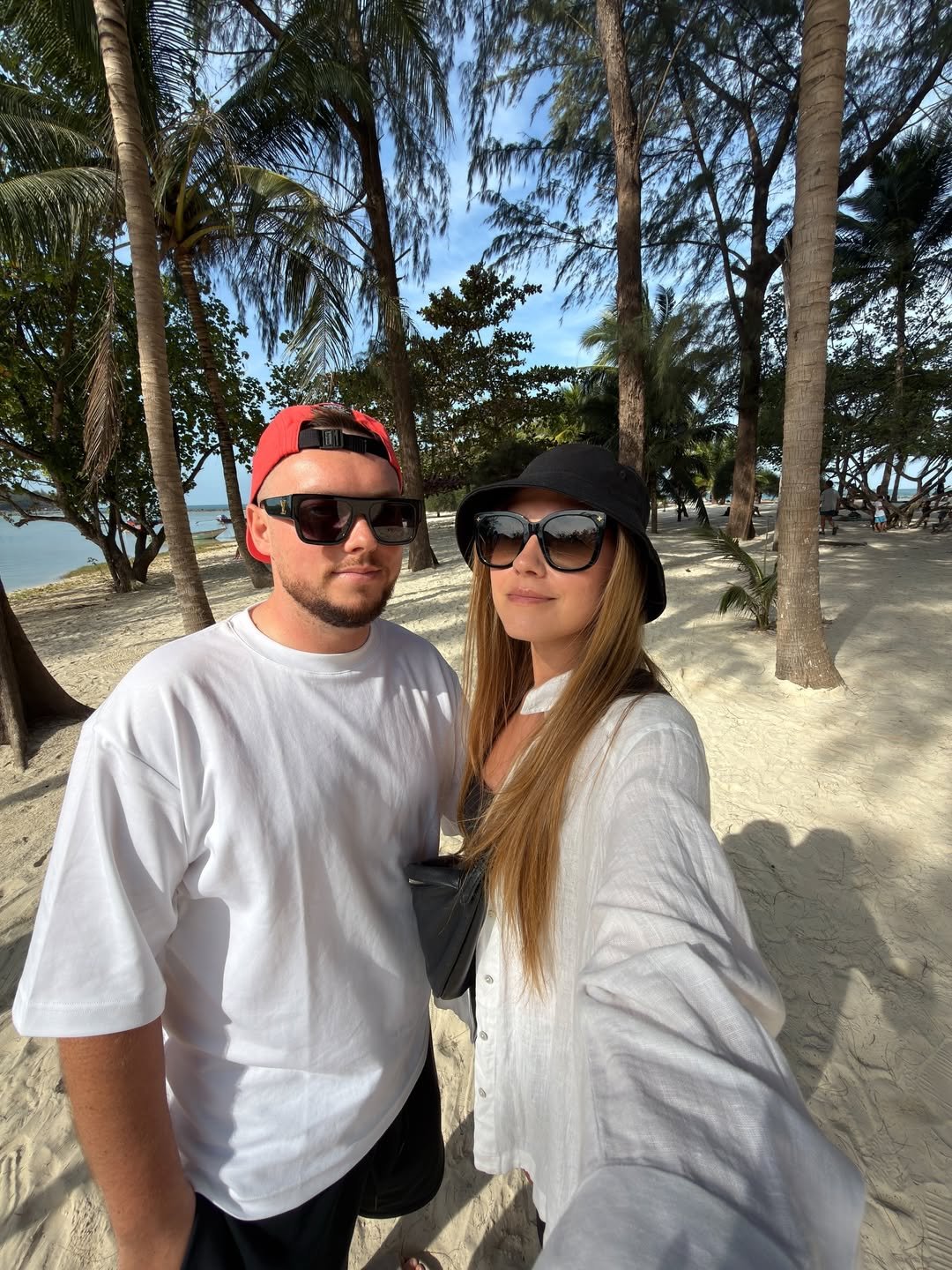 Książulo i Marta w białych koszulkach na selfie w Tajlandii