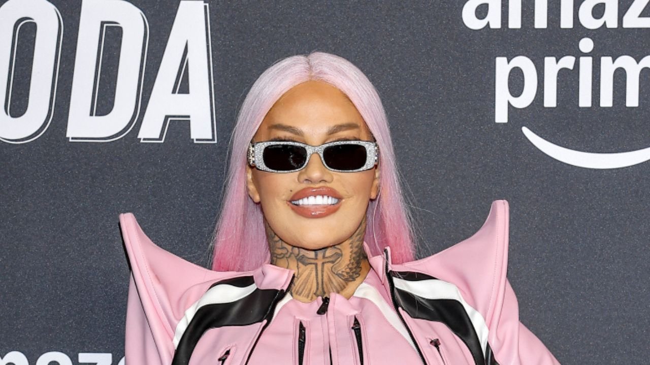 Laluna nie zmieściła swoich atutów pod bluzką. Pokaźne kształty wylały się spod skąpego odzienia [ZDJĘCIA]