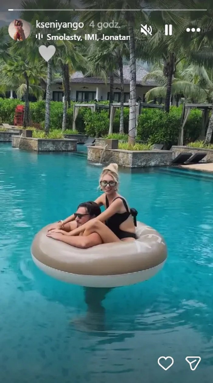 leon myszkowski w basenie z narzeczoną