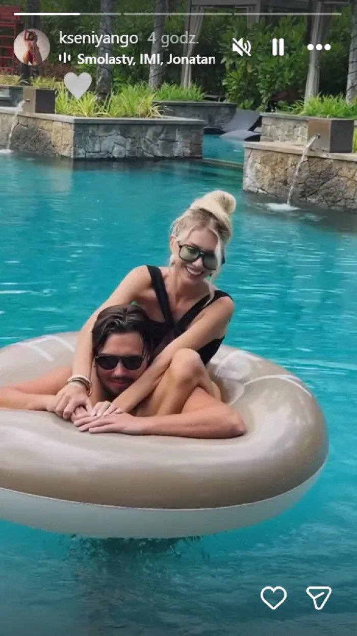 leon myszkowski w basenie z narzeczoną