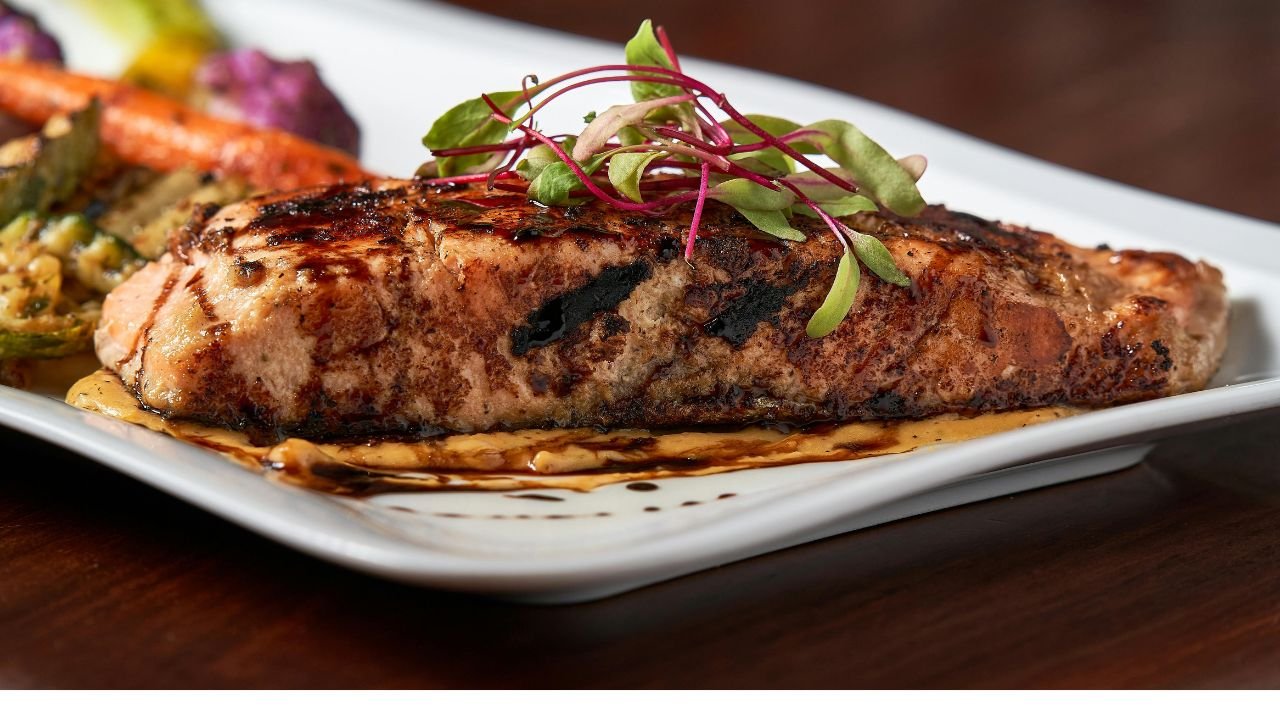 Łosoś pieczony na talerzu