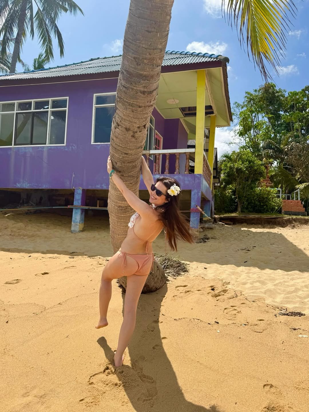 Paulina koziejowska w bikini koło drzewa