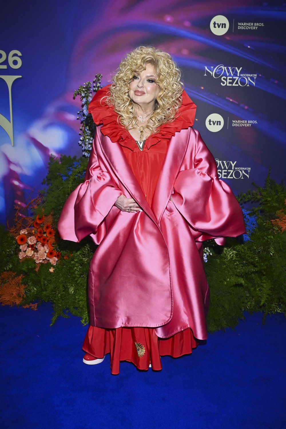 Magda Gessler w czerwonej sukni z kołnierzem i różowym płaszczu