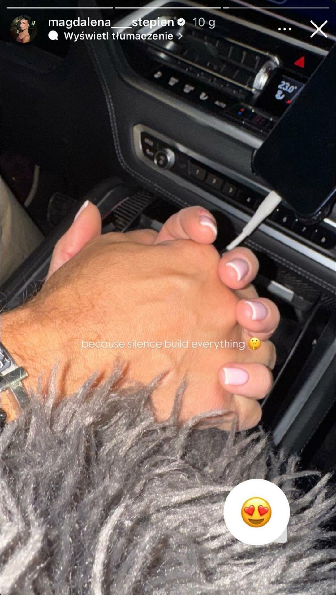 widok splecionych dłoni mężczyzny i kobiety