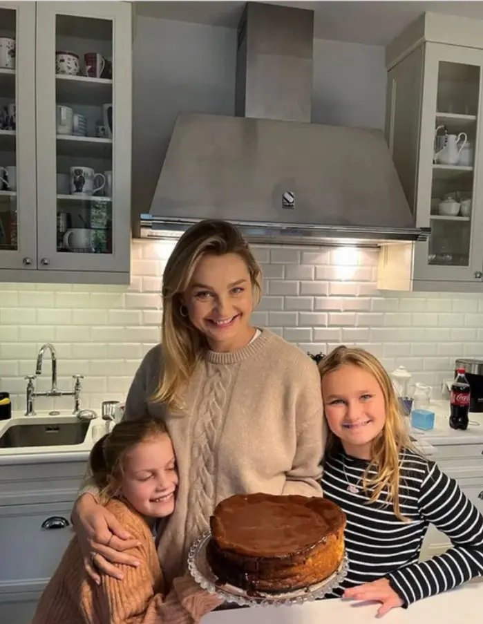 zbliżenie na twarz małgorzaty sochy i jej córek