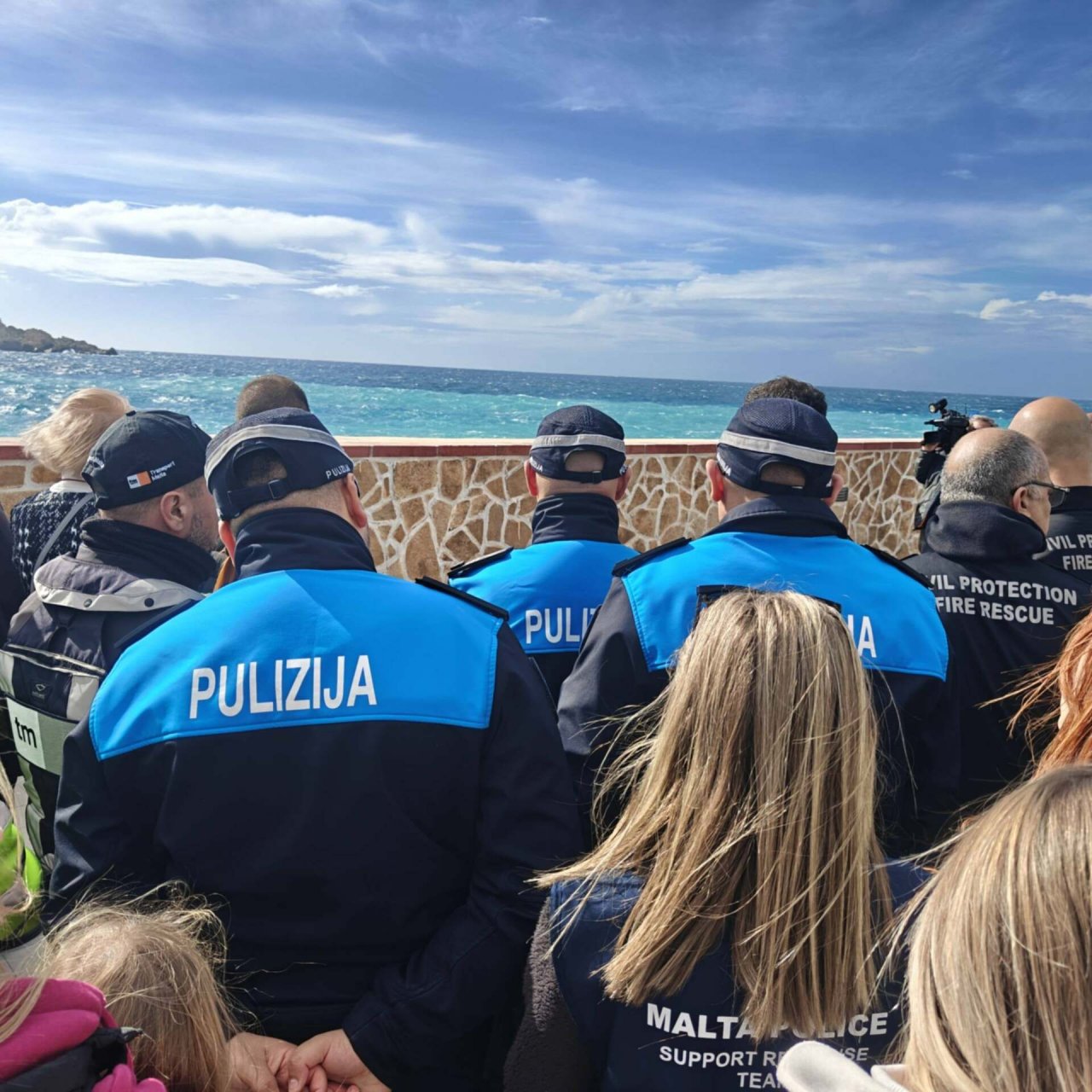 olicja na Malcie żegna 13-letnią Oliwię z Polski - policjanci i cywile pogrążeni w żałobie spoglądają w stronę morza