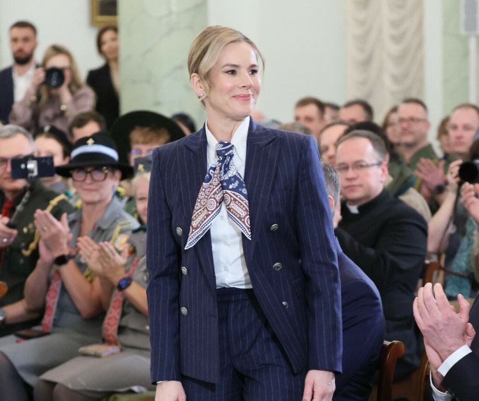 Marta Nawrocka w ciemnym prążkowanym garniturze