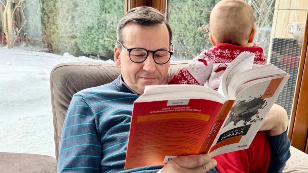 Mateusz Morawiecki pokazał rozczulające zdjęcie z wnukiem. Staś ma już rok. "To jest najważniejsze w życiu" [zdjęcie]