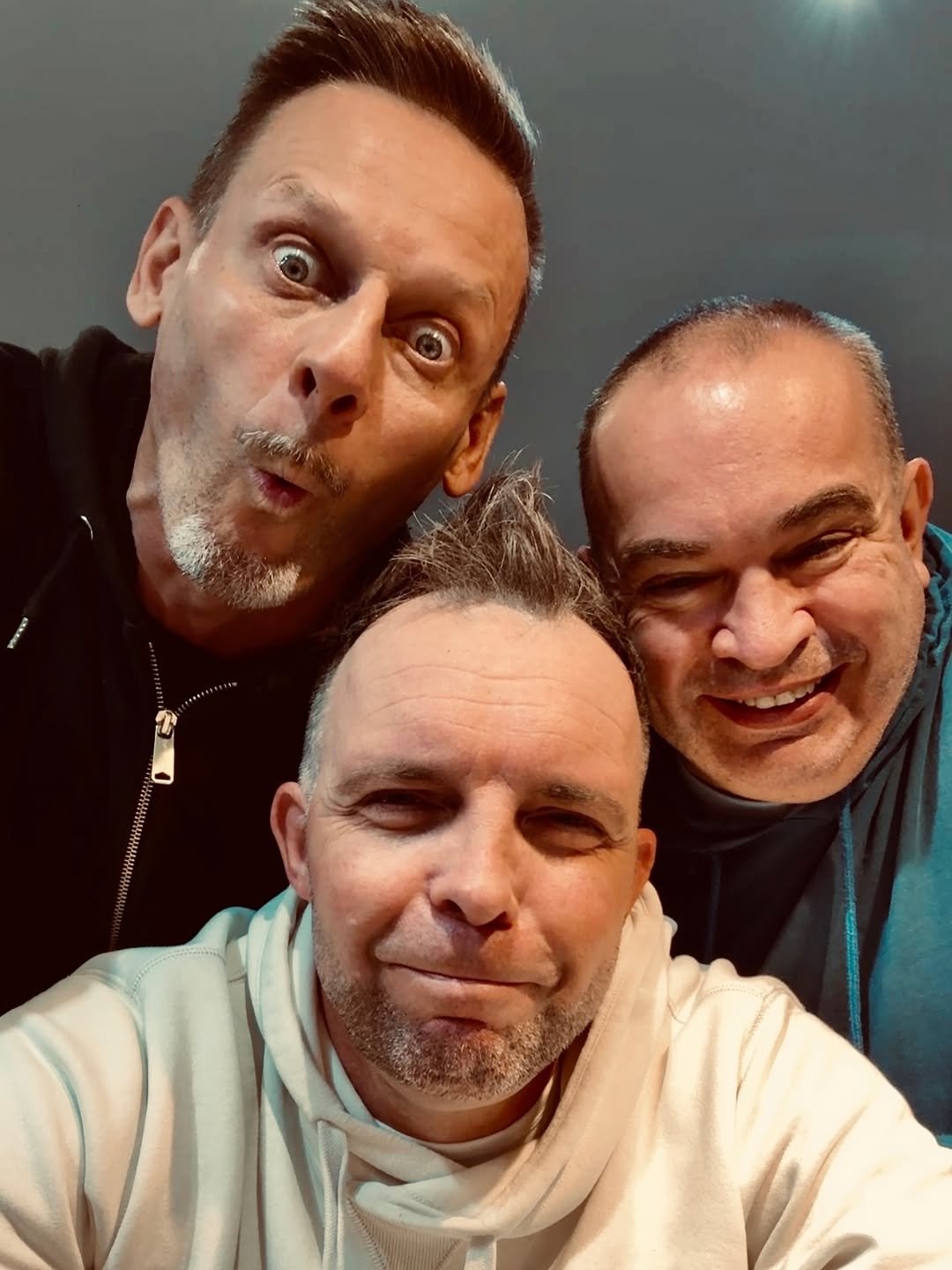 Kabaret ani mru-mru z michałem wójcikiem z szerokim uśmiechem