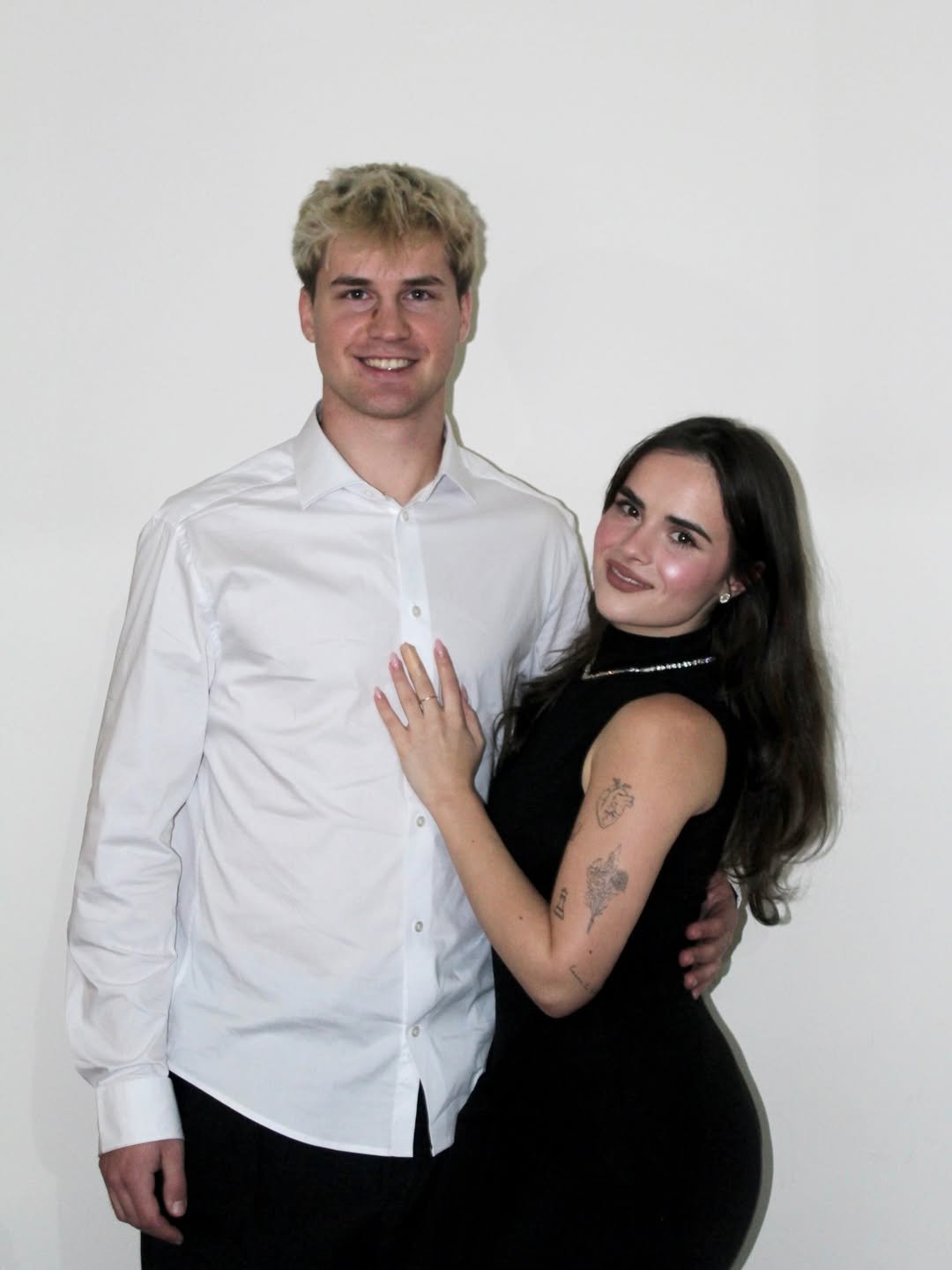 Natalia Paździor przytula się do narzeczonego na białym tle