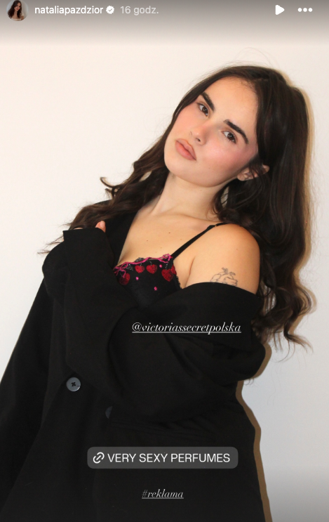 Natalia Paździor w czarnej koszuli i czarno-różowym staniku