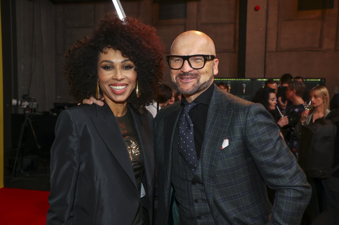 Omenaa Mensah i Rafał Brzoska w eleganckim stroju