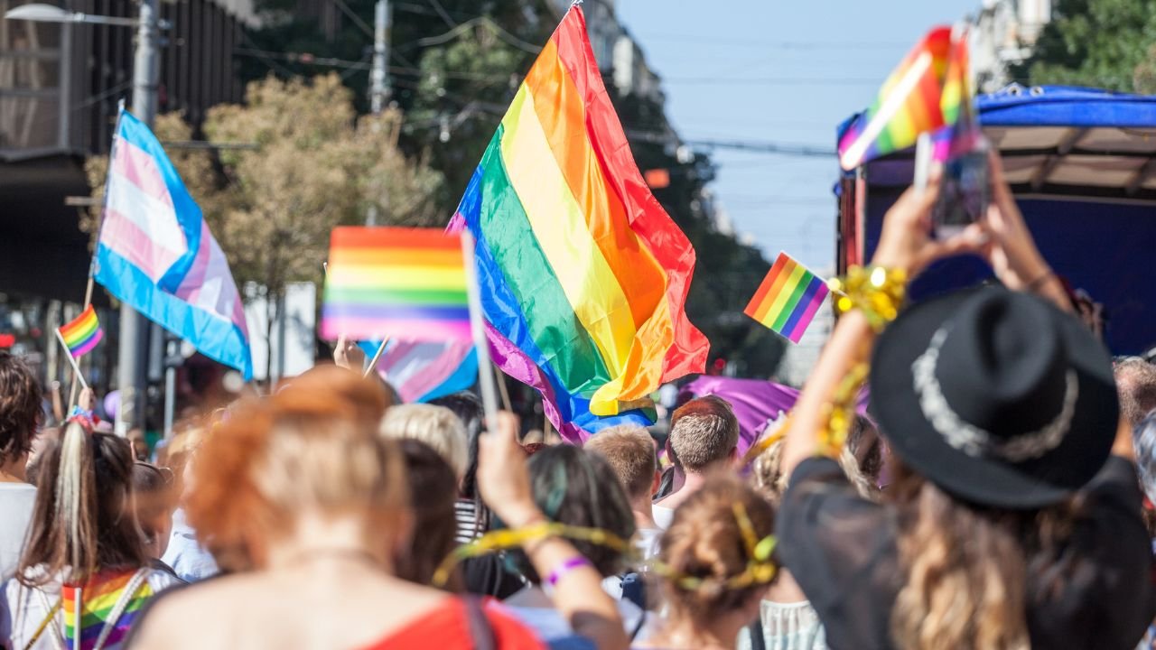 "Jestem Wiktoria". Dyrektor uparcie używał męskiego imienia, więc transpłciowa uczennica poszła do sądu. Zapadł przełomowy wyrok