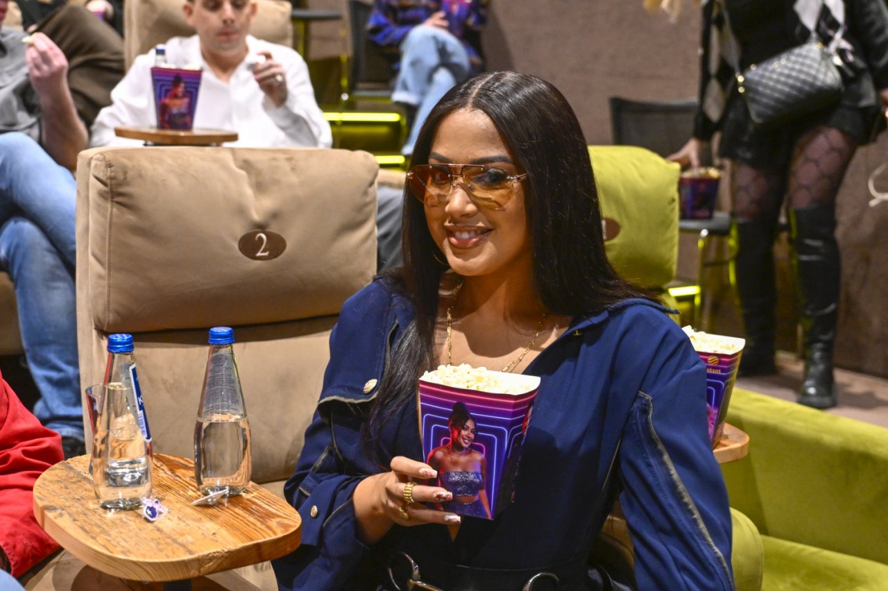 Patricia Kazadi w katanie trzyma pudełko z popcornem