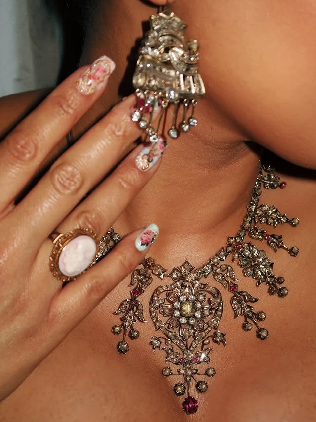 Zbliżenie na biżuterię Patricii Kazadi