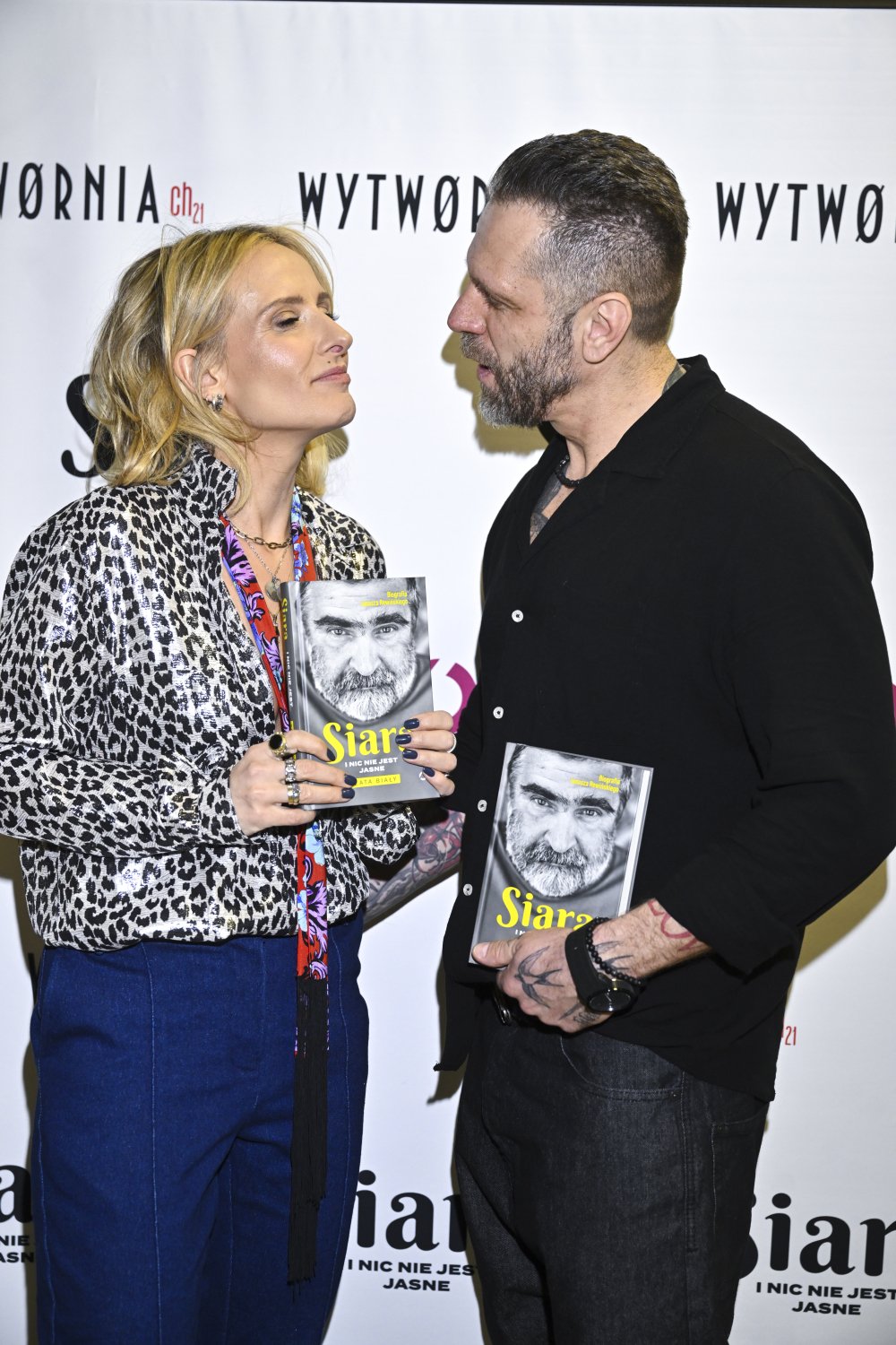 Patrycja Markowska i Tomasz Szczęsny na premierze biografii Janusza Rewińskiego pozują na ściance