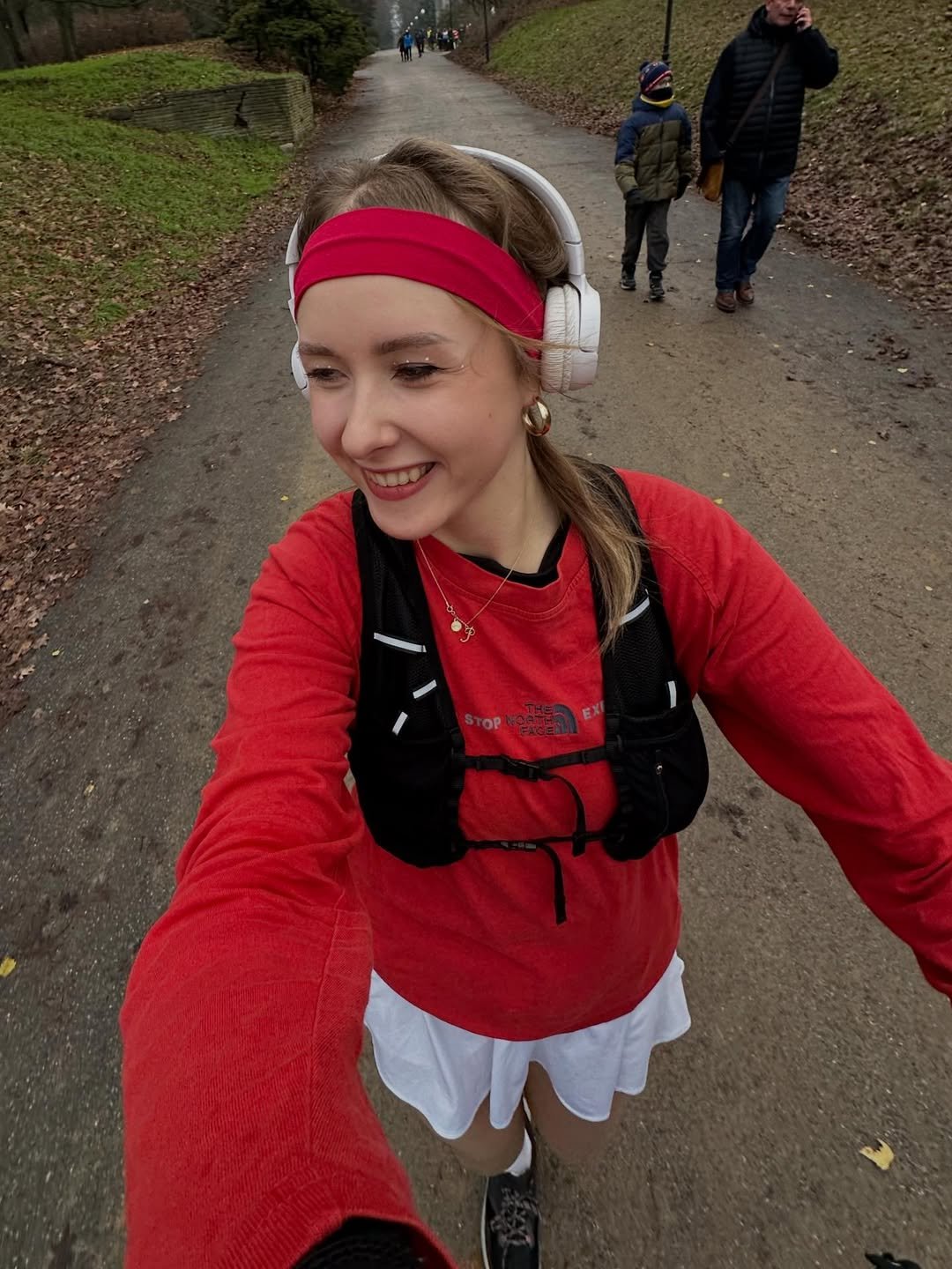 paulina owczarska w czerwonej bluzie