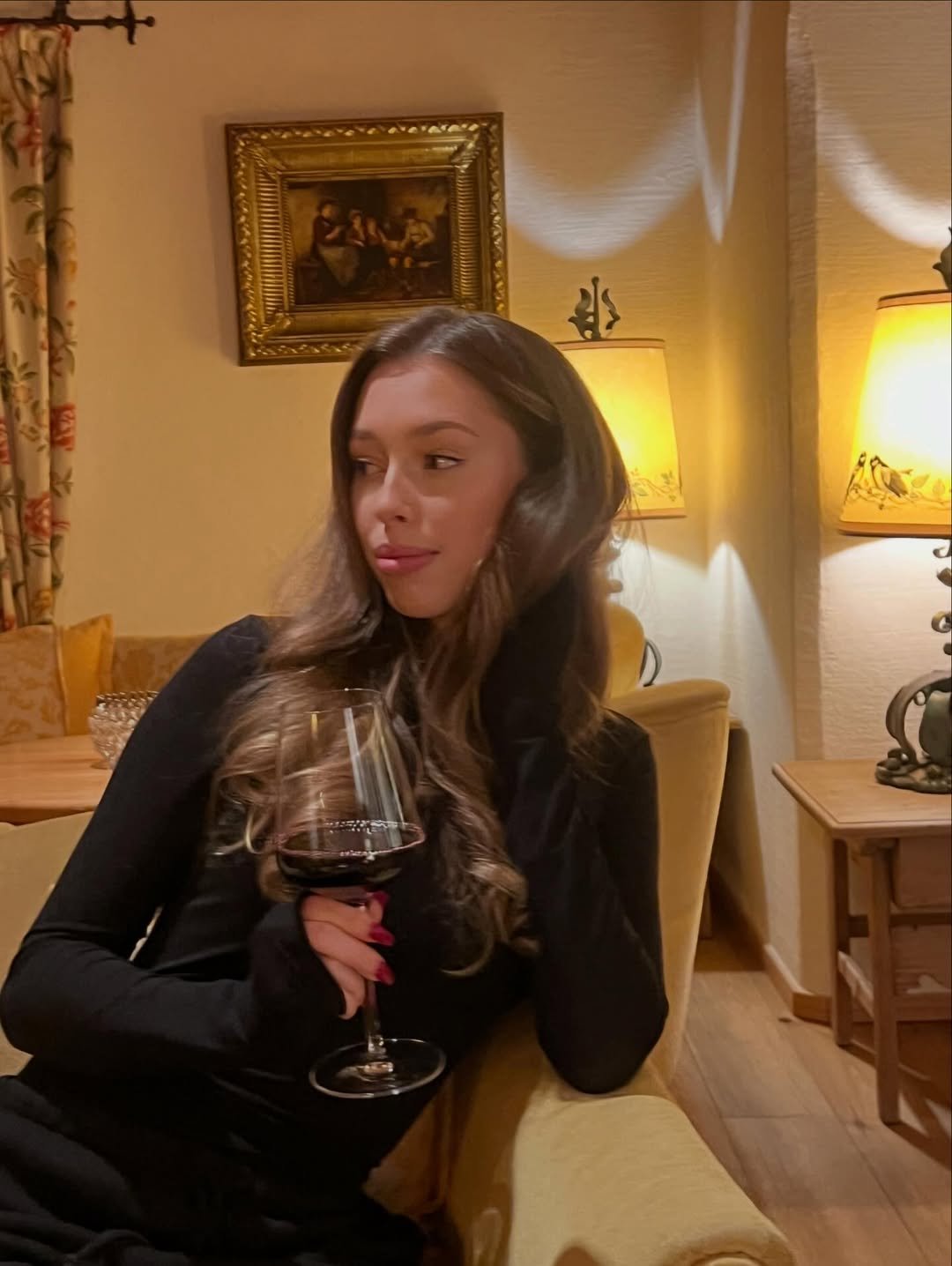 Pola Porter w czarnej sukience w restauracji