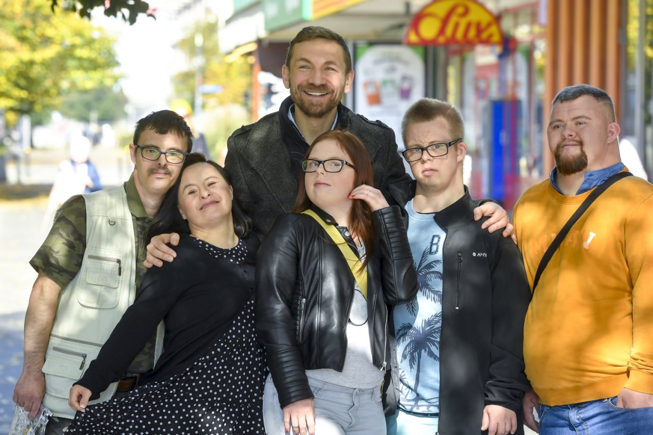 Przemysław Kossakowski z uczestnikami programu "Down the road"