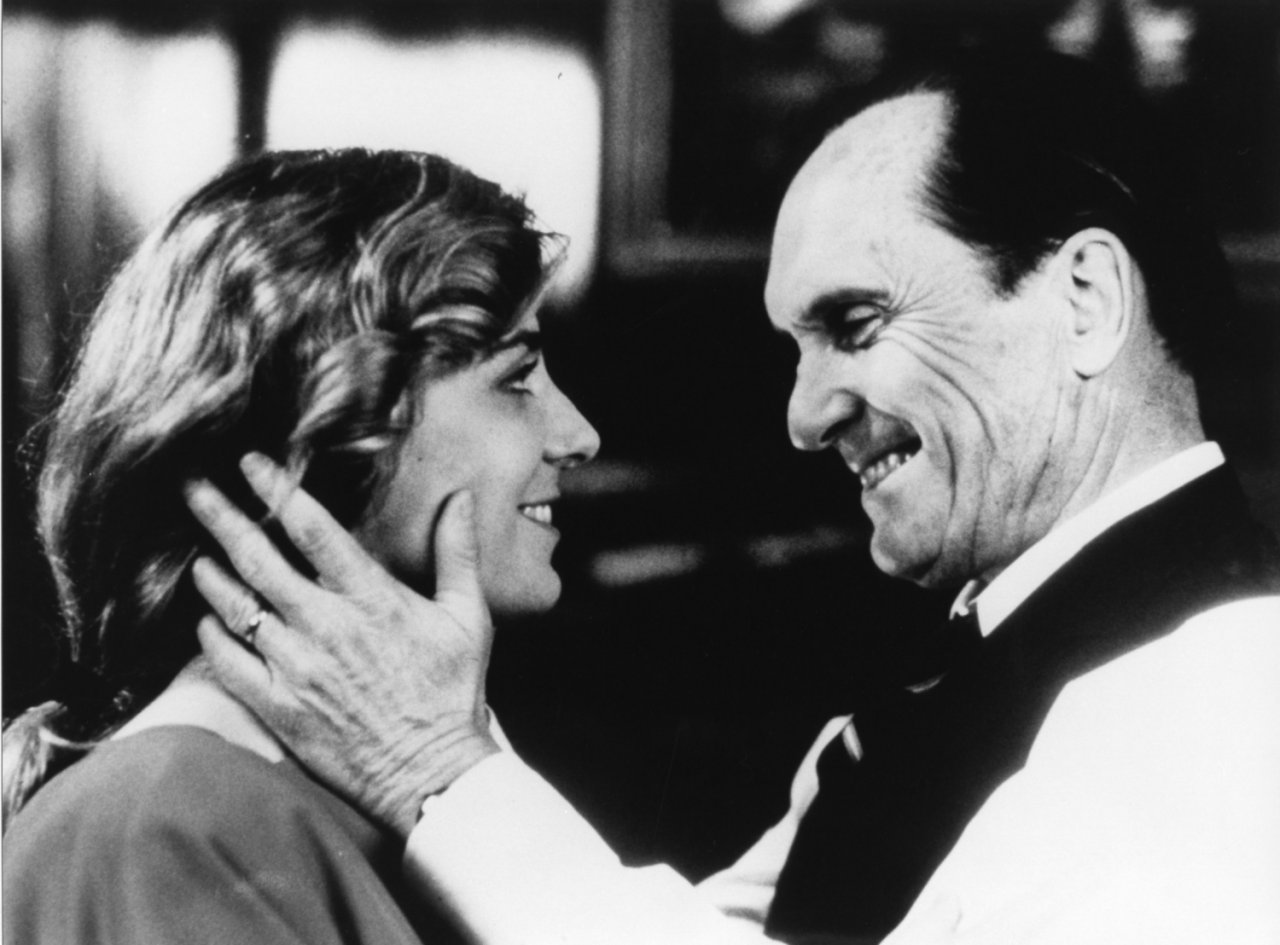 Robert Duvall obejmuję kobietę, czarno-białe zdjęcie