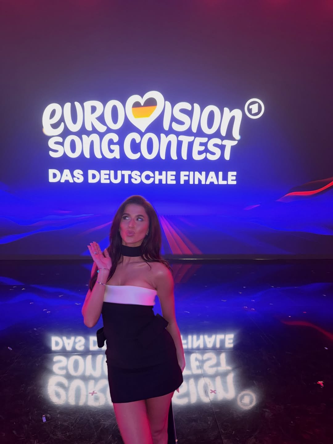 Roksana Węgiel w czarno-białej sukience na niemieckiej Eurowizji