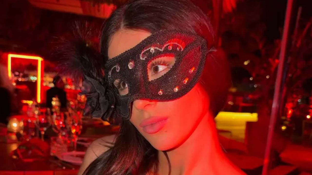 Roksana Węgiel celebruje miłość w kusej, wyciętej mini. Kevin w masce mówi skromnie: "I'm Batman". Niezbyt podobny [zdjęcia]