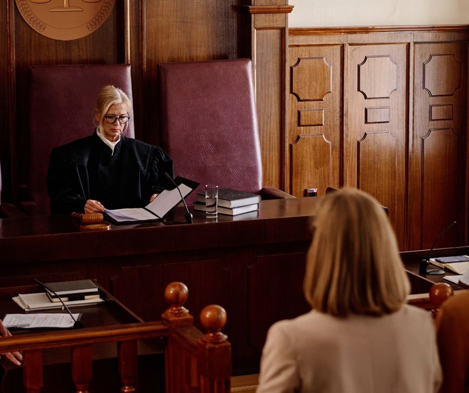 kobieta zeznaje w sądzie