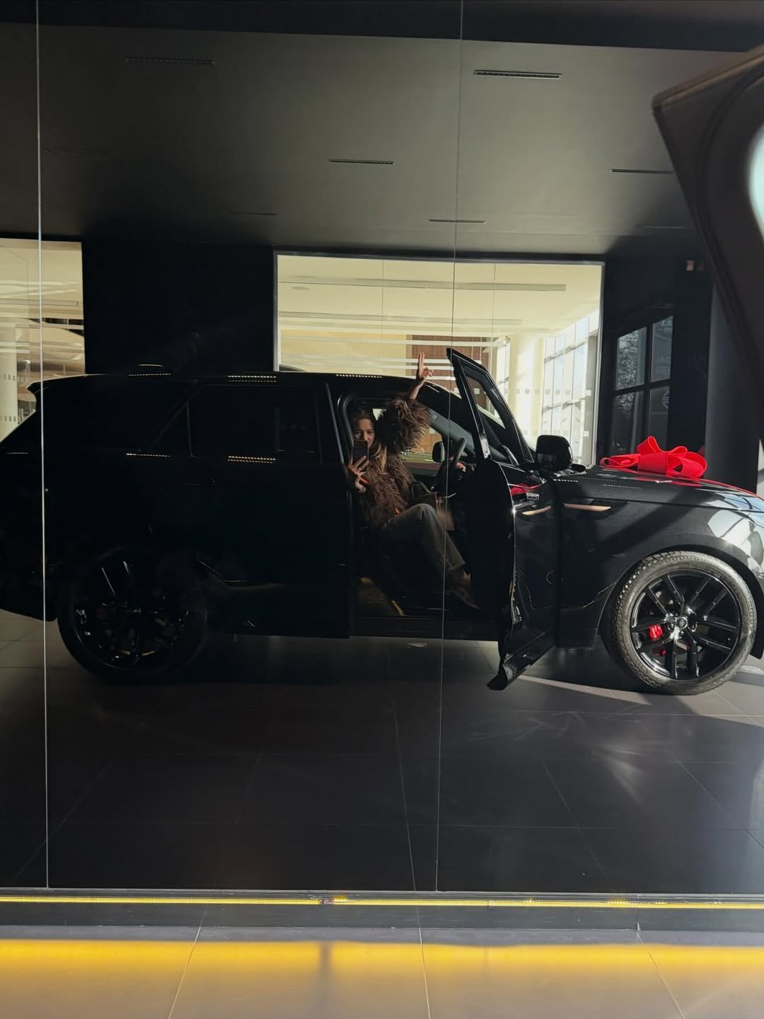 Sandra Kubicka w wielkim czarnym aucie