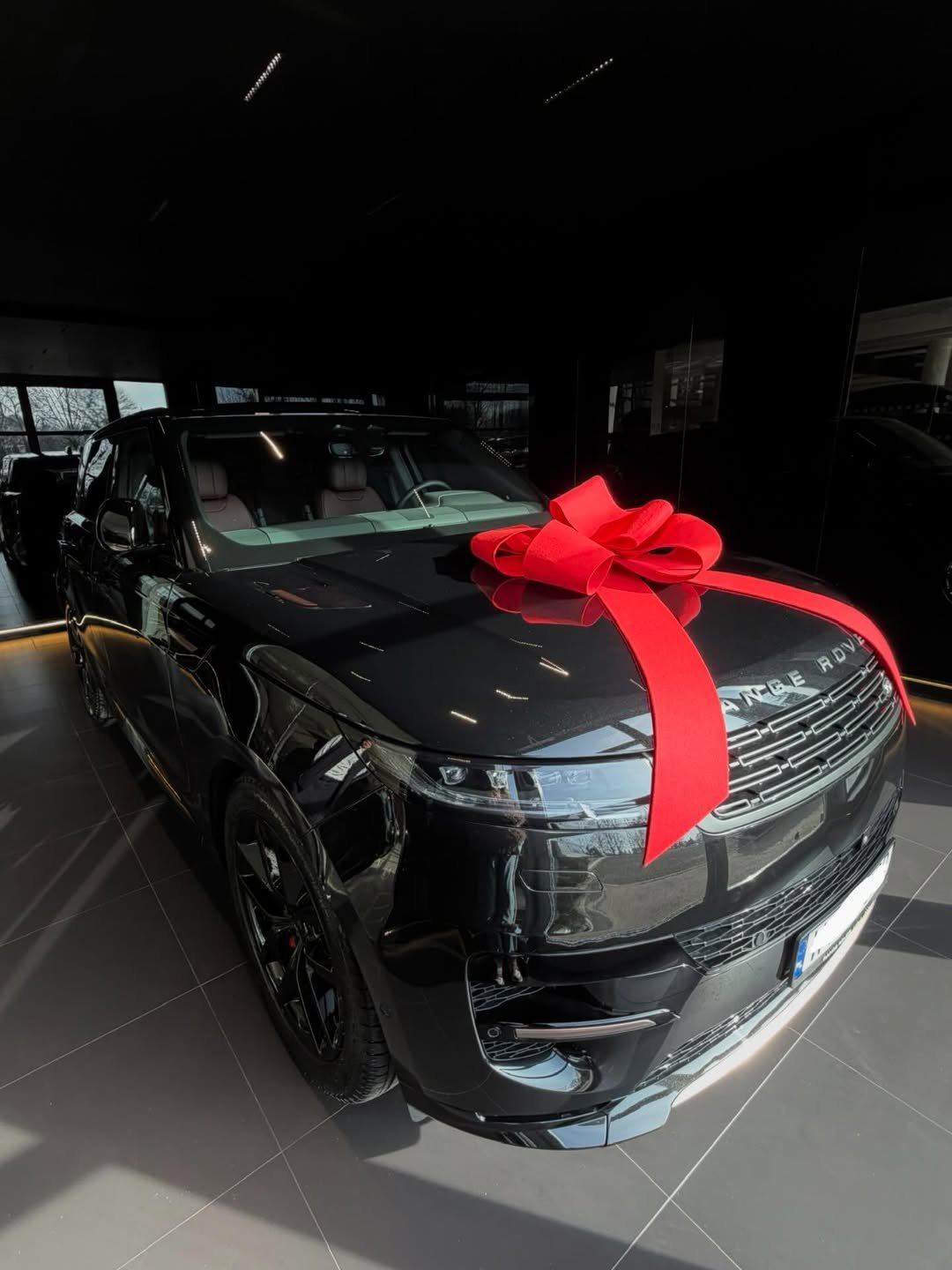 czarne auto przewiązane wielką kokardą